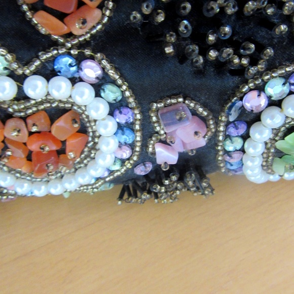 Black satin beaded hearts evening handbag clutch - Picture 3 of 7